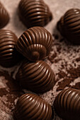 Schokoladenpralinen in Muschelform (Close up)