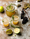 Cocktail aus Traubensaft, Minze, Rosmarin und Zitrone
