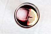 Tinto de verano (Sommerwein): Getränkt aus Rotwein, Limonade und Zitronenscheibe (Spanien)