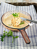 Gegrilltes Hähnchen und gebratener grüner Spargel mit Foie Gras-Sauce