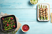 Asparagus pan with raspberry vinaigrette and asparagus wrapped in puff pastry with Bündnerfleisch