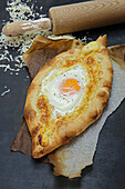 Adzharski kapatchurri (Pizza mit Sulgun-Käse und Ei, Georgien)