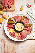 Roast beef carpaccio with Hasselback potatoes and Béarnaise sauce