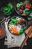 Bun Cha mit gegrillten Schweinefleischbällchen, Reisnudeln und Gemüse (Vietnam)