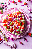 Strawberry and rose cake without eggs