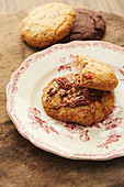 Pecan cookies with toffee and cookies with praline roses
