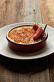 Crème brulée with vanilla bean and strawberries