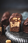 Mini marble cake with chocolate and peanuts