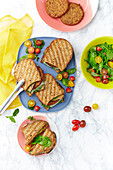 Gegrillte Sandwiches mit Seitan-Patty und Käse