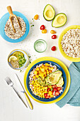Reis-Quinoa-Duo mit Kirschtomaten, Avocado, Mais und Paprika