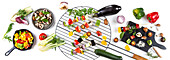 Panoramabild von vegetarischen Spießen mit Zutaten auf einer Arbeitsfläche