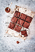 Brownie mit Schokolade und Pekannüssen