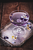 Cocktail mit Veilchen