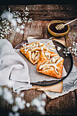 Puff pastry with pears and almonds