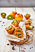 Muffins with apples and kiwi