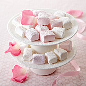 Marshmallows, weiß und rosa auf Etagere