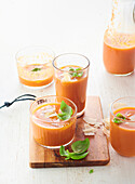 Gazpacho mit Parmesanspänen