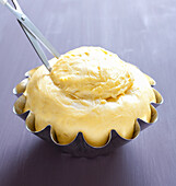 Brioche zubereiten: Teig mit Schere kreisförmig einschneiden