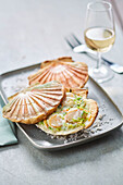 Scallops in their shells with leeks and bechamel and sealed with crust pastry