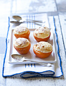 Überbackene Aprikosenhälften mit Baiserhaube