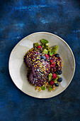 Eis mit Acaibeeren und roten Früchten