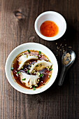 Dumplings gefüllt mit Huhn und Bambussprossen in Brühe