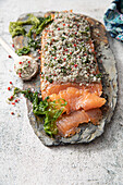 Graved Lachs mit Algen, Meersalz und rosa Pfeffer