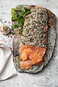 Graved Lachs mit Algen, Meersalz und rosa Pfeffer