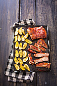 Gegrilltes Lamm mit Barbecue-Sauce und Kartoffeln vom Blech
