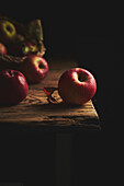 Pomme sur table ancienne style clair obscur Création et photographie Nathalie Demarquoy - Oh! La vie est Belle…