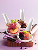 Verschiedene salzig-süsse Löffelhappen