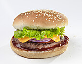 Hamburger mit Cheddar-Käse und Barbecue-Sauce