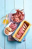 Füllen einer Pastete mit Hackfleisch, Kalbsstreifen und Gänseleber