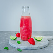 Smoothie mit Erdbeeren, Banane und Apfel