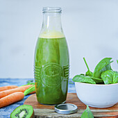 Green Smoothie mit Kiwi, Spinat, Gurke und Kurkuma