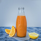 Smoothie mit Karotten, Zitronen und Orangen