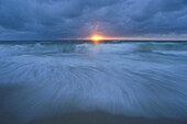 Meerblick am Sonnenuntergang mit brechender Welle, Sturm, Nordsee, Sylt, Deutschland