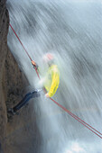 Canyoning, ein Mann seilt sich in einem Wasserfall ab, Ötztal, Tirol, Österreich, Europa