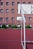Basketballfeld vor Gefängnis, Deutschland