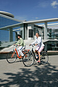Zwei Radfahrerinnen vor Marie Elisabeth Lüders Haus, Berlin, Deutschland