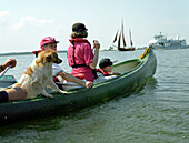 Kinder mit Hund auf Kanu-Fahrt, Bodstedter Bodden, Fischland-Darß-Zingst, Mecklenburg-Vorpommern, Deutschland