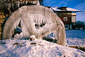 Eingefrorenes Mühlrad, Lauterbach Mühle, Bayern, Deutschland