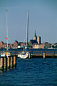 Boote, Altefähr, Rügen dahinter Stralsund, Deutschland