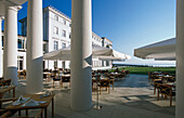 Menschen sitzen auf der Terrasse des Kempinski Grandhotel unter grossen Sonnenschirmen, Heiligendamm, Ostsee, Mecklenburg Vorpommern, Deutschland