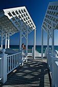 Junge Frau sonnt sich auf einer Veranda, Panama City Beach, Santa Rosa Island, Florida, USA, Amerika