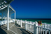 Mädchen auf einer Treppe zum Strand, Panama City Beach, Santa Rosa Island, Florida, USA, Amerika