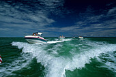 Menschen in Motorbooten auf dem Meer, Florida Keys, Florida, USA, Amerika