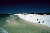 Menschen am Strand im Sonnenlicht, Panama City Beach, Florida, USA, Amerika