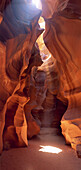 Ein Lichtstrahl fällt in eine Höhle, Antelope Canyon, Arizona, USA