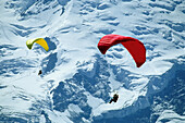 Zwei Personen beim Gleitschirmfliegen am Montblanc, Chamonix, Frankreich, Europa